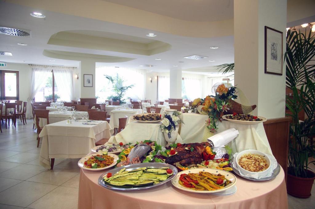 Hotel Portonuovo Вьесте Экстерьер фото
