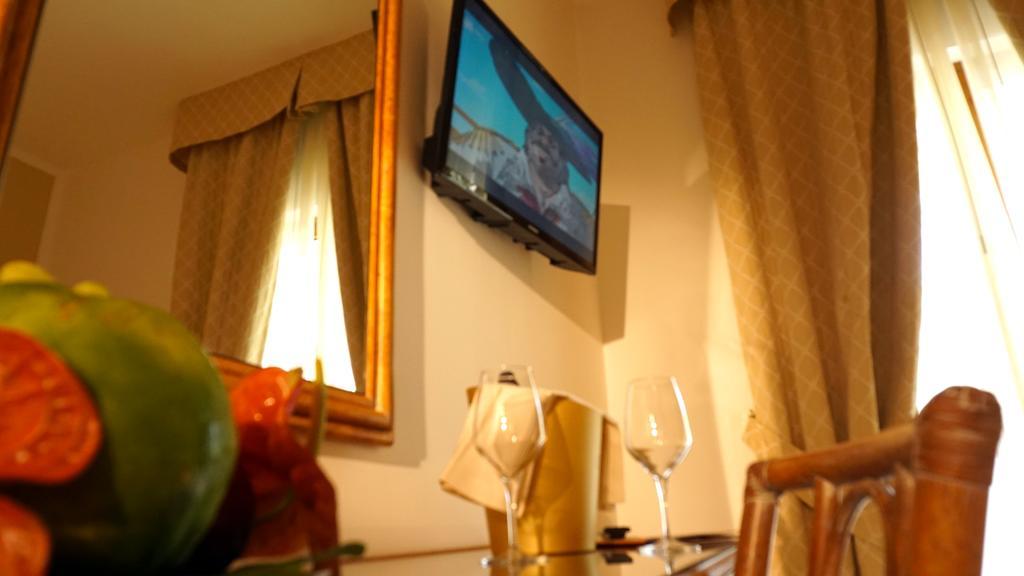 Hotel Portonuovo Вьесте Экстерьер фото